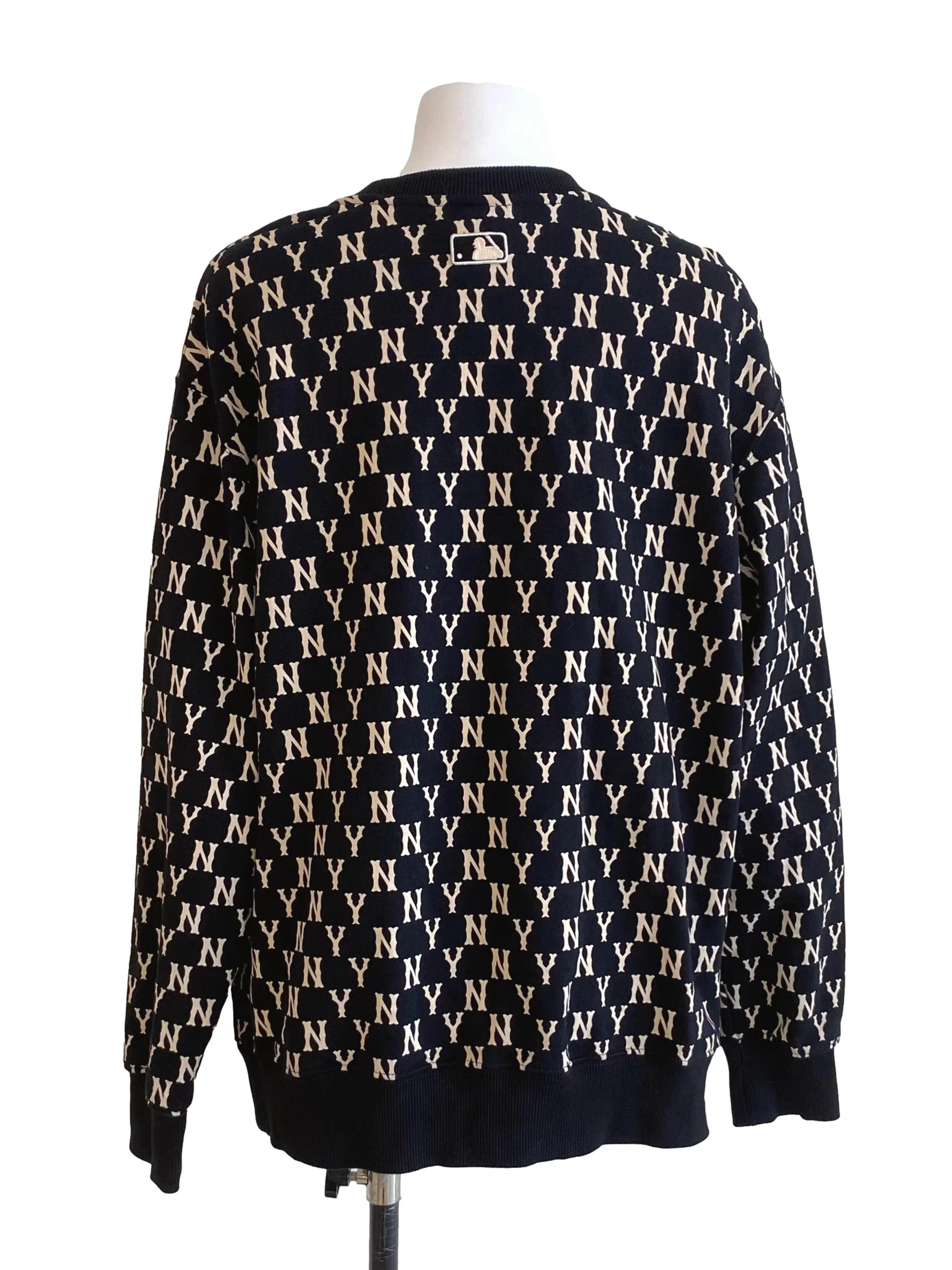 Black And White Sweater - Image 2